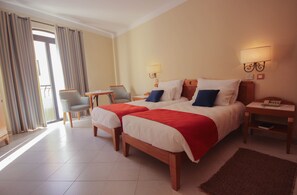 ميني بار وخزنة داخل الغرفة ومكتب وستائر تعتيم