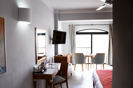Habitación estándar (Land view) | Vistas desde la habitación. Calypso Hotel