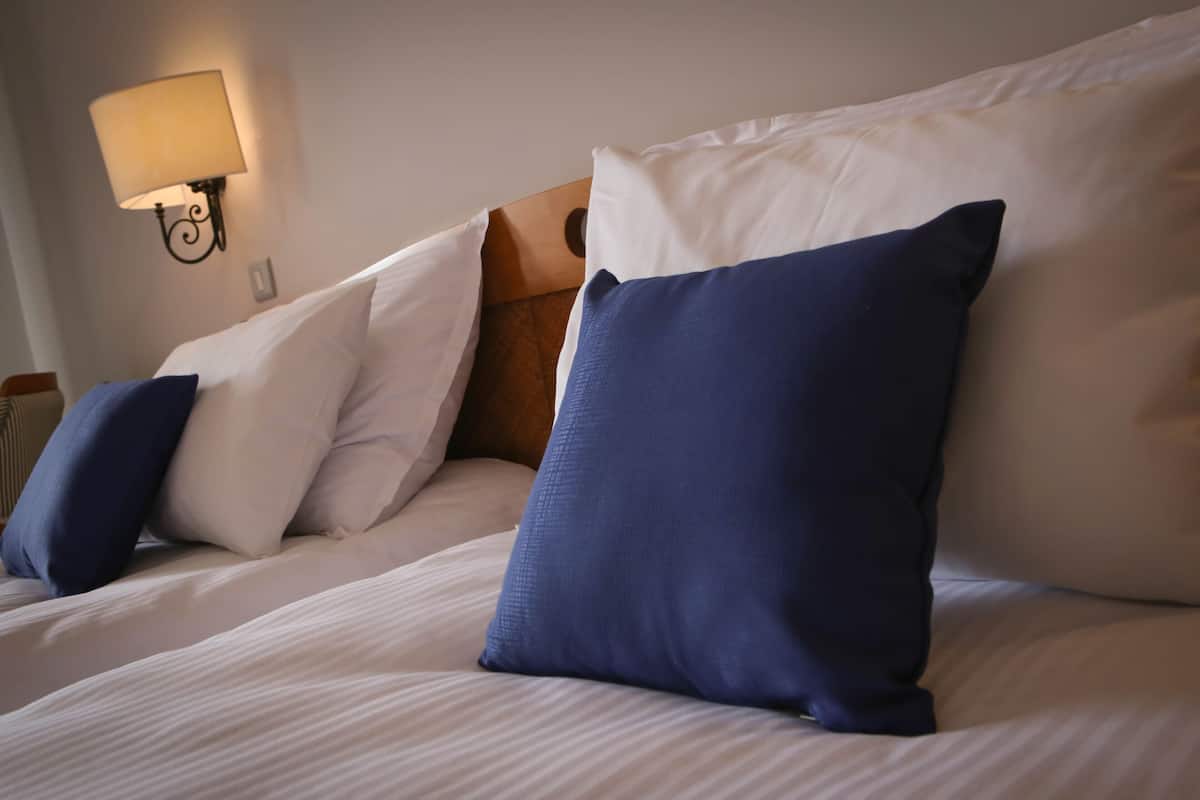 deep-soaking bathtub, hair dryer, towels