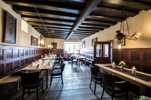 Déjeuner et dîner servis sur place