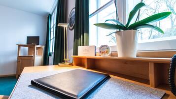 Bureau, fer et planche à repasser, lits bébé (gratuits)