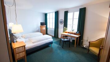 Bureau, fer et planche à repasser, lits bébé (gratuits)