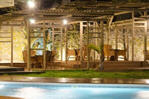 Udendørs pool, parasoller, liggestole