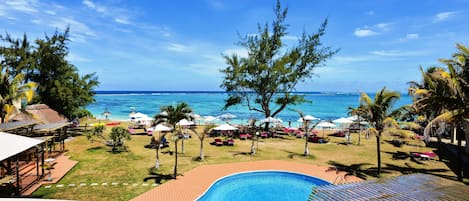 Kolam renang outdoor, dengan payung kolam renang dan kursi berjemur