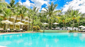 2 albercas al aire libre, sombrillas en la alberca y camastros