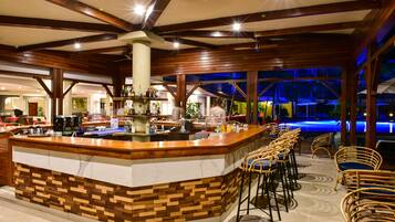 Bar de cocteles, con vista al mar, abre todos los días