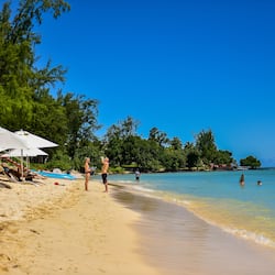 Plage, sable blanc, chaises longues, parasols