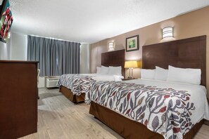 Suite, varias camas, no fumadores, cocina | Caja fuerte, escritorio, cortinas opacas y tabla de planchar con plancha