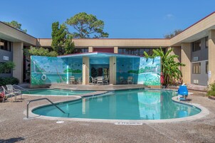 Piscina externa, funciona das 11h às 22h, guarda-sóis