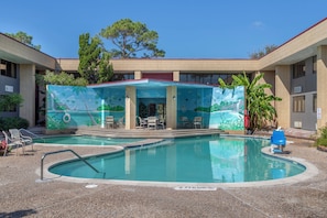 Piscina externa, funciona das 11h às 22h, guarda-sóis