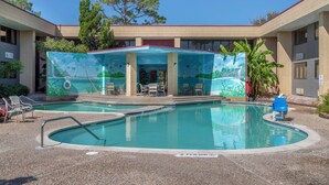 Una piscina al aire libre, sombrillas