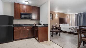 Suite, Multiple Beds, Non Smoking, Kitchen | Private kitchen