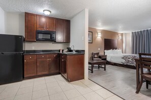 Suite, Multiple Beds, Non Smoking, Kitchen | Private kitchen