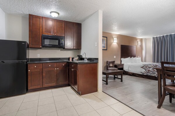 Suite, Multiple Beds, Non Smoking, Kitchen | Private kitchen