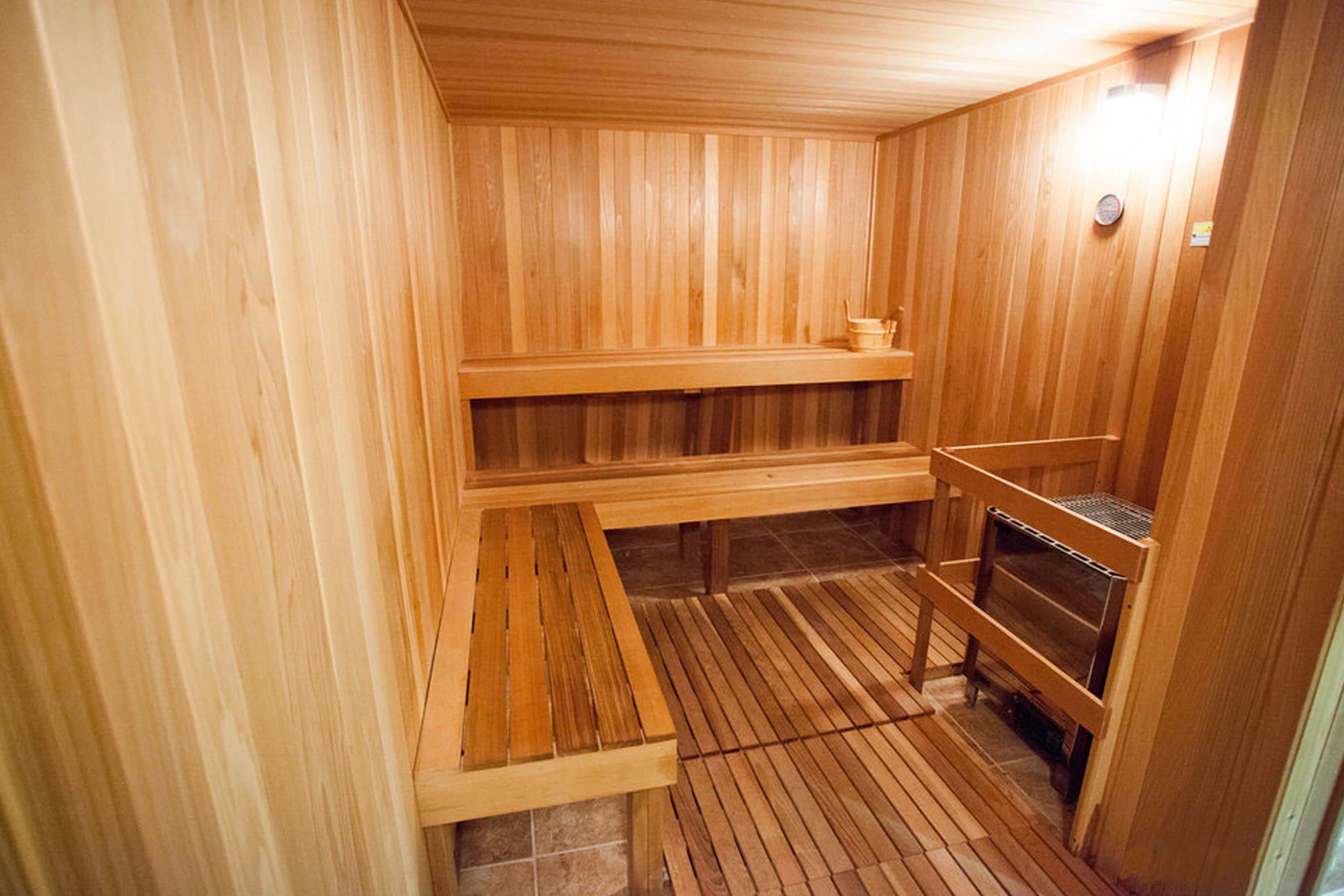 Una sauna de madera con bancos y un estante.
