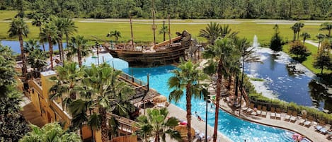 2 piscinas al aire libre, una piscina climatizada, sombrillas, tumbonas