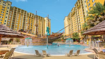 2 piscine all'aperto, una piscina riscaldata, ombrelloni da piscina