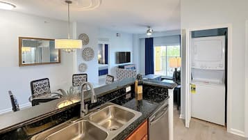 Full-sized fridge, microwave, oven, stovetop