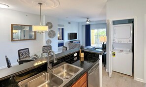 Full-sized fridge, microwave, oven, stovetop - Lake Buena Vista Resort Village & Spa (Orlando)