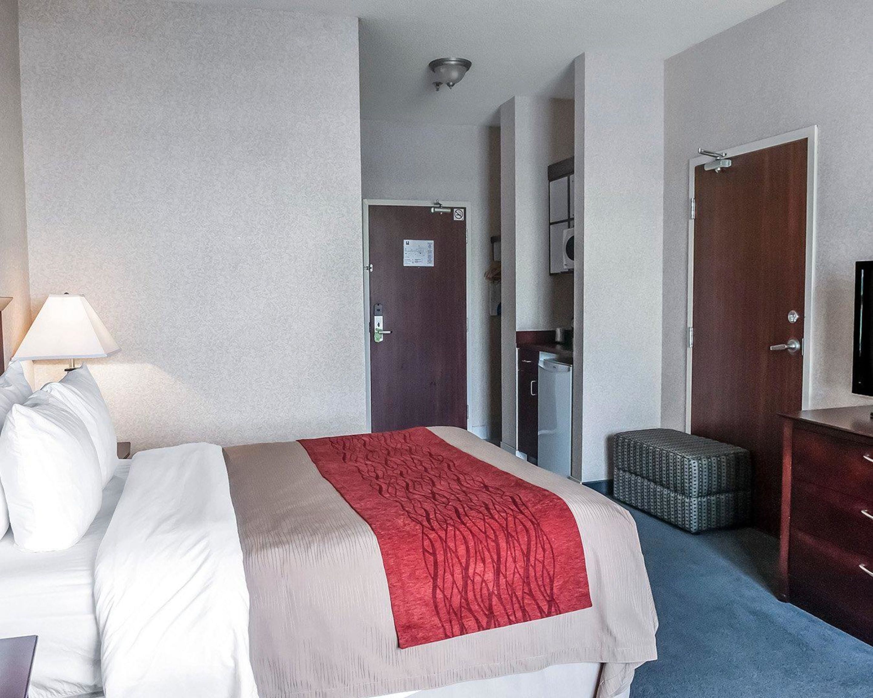 Down comforters, in-room safe, desk, iron/ironing board