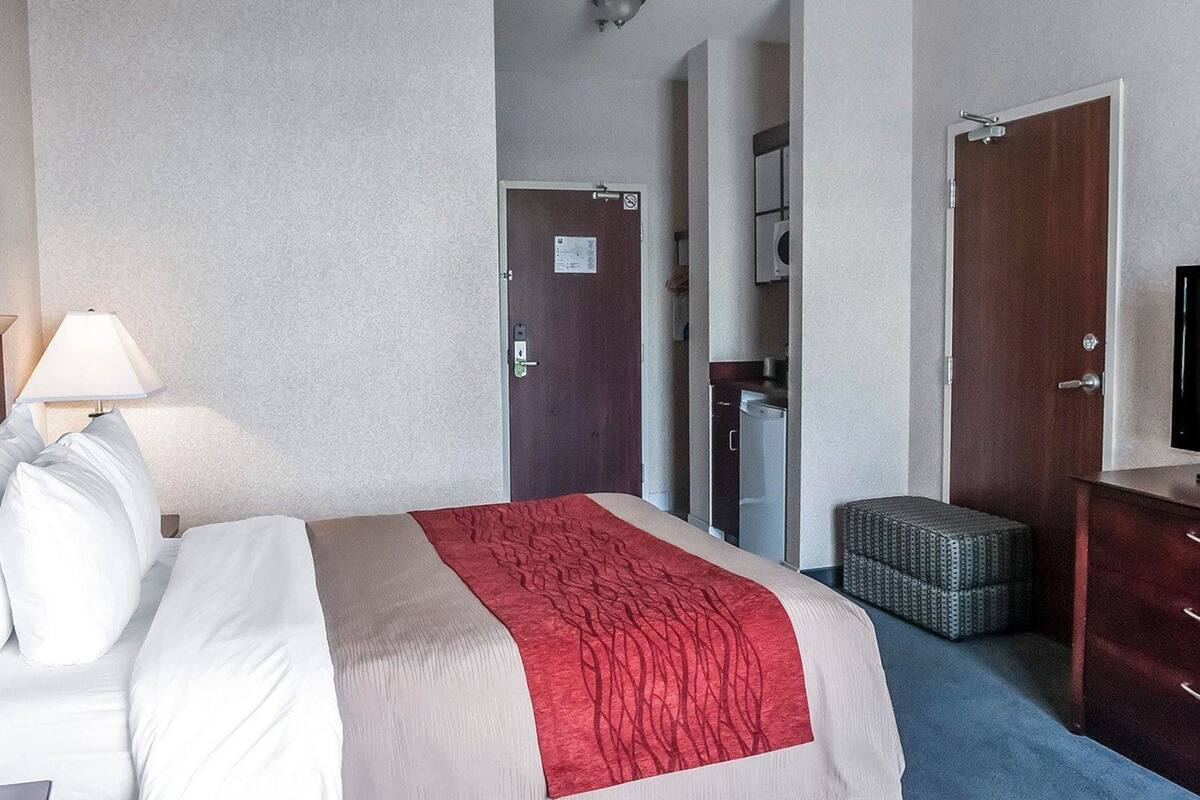 Edredón, caja de seguridad en la habitación y escritorio