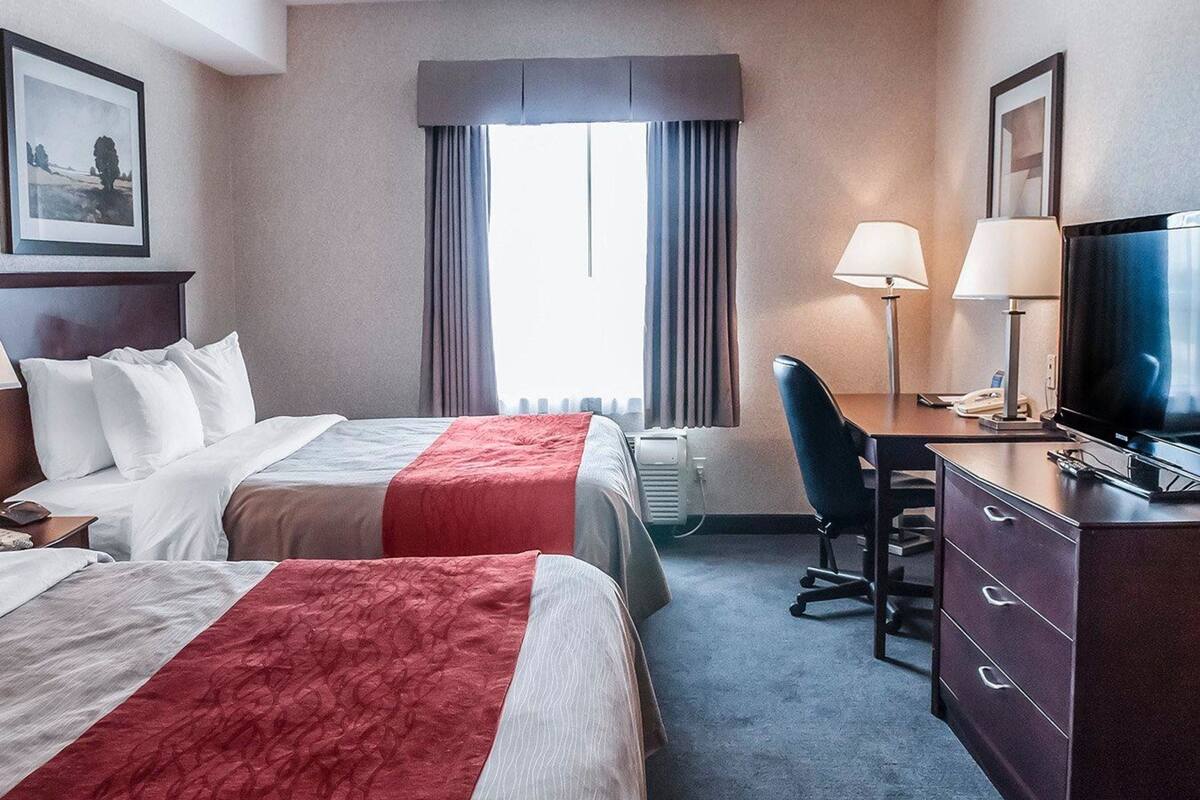 Edredón, caja de seguridad en la habitación y escritorio