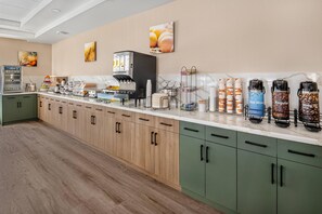 Free daily full breakfast  - Comfort Inn Mississauga (Mississauga)