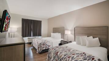 Deluxe Δωμάτιο, 2 Queen Κρεβάτια, Μη Καπνιστών | Γραφείο, κουρτίνες συσκότισης, σίδερο/σιδερώστρα