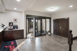 Lobby lounge - Red Roof Inn & Suites Carrollton, GA–West Georgia (Carrollton)