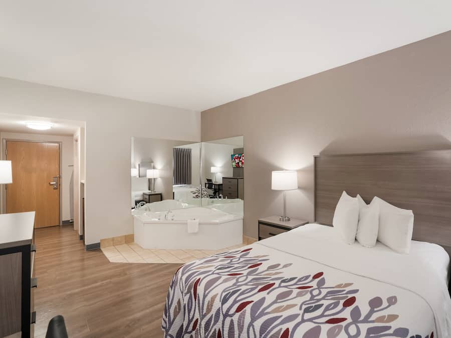 Superior Room, 1 Queen Bed, Non Smoking, Jetted Tub | Desk, blackout drapes, iron/ironing board, rollaway beds