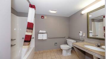 Ein Badezimmer mit Badewanne, Toilette und Waschbecken.