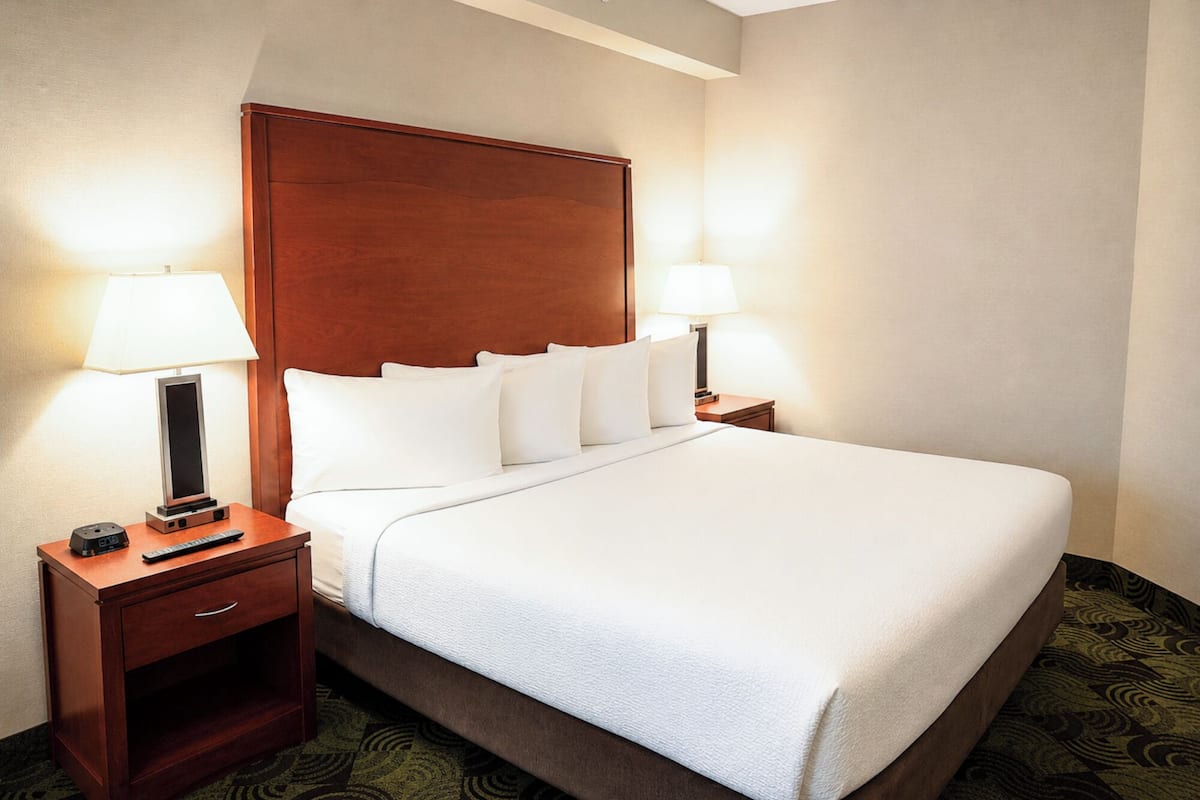 Suite empresarial, 1 cama King size y sofá cama | Ropa de cama de alta calidad, edredón y camas con pillow-top