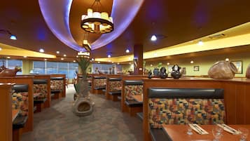 2 restaurants, spécialités Cuisine à base de sushi