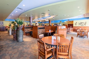 2 restaurants; breakfast, lunch, dinner, and brunch served - Deerfoot Inn & Casino (Calgary)
