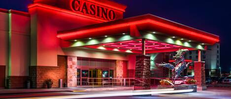 Façade de lâhĂ©bergement â soirĂ©e/nuit