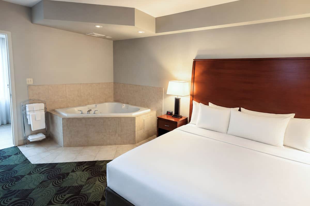 Suite empresarial, 1 cama King size y sofá cama, hidromasaje | Ropa de cama de alta calidad, edredón y camas con pillow-top