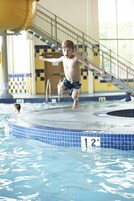 Una piscina techada, sillones reclinables de piscina