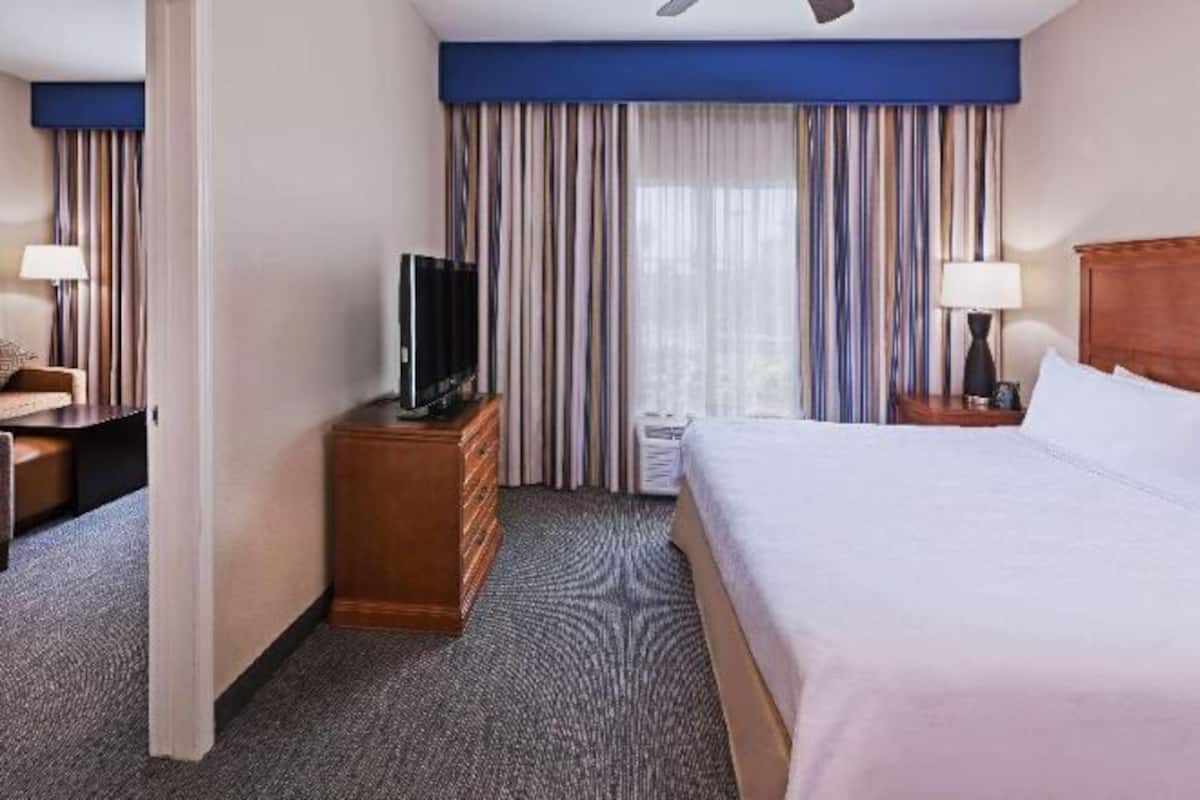 Premium bedding, in-room safe, desk, iron/ironing board