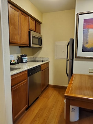 Refrigerador, microondas, cafetera y tetera y utensilios de cocina