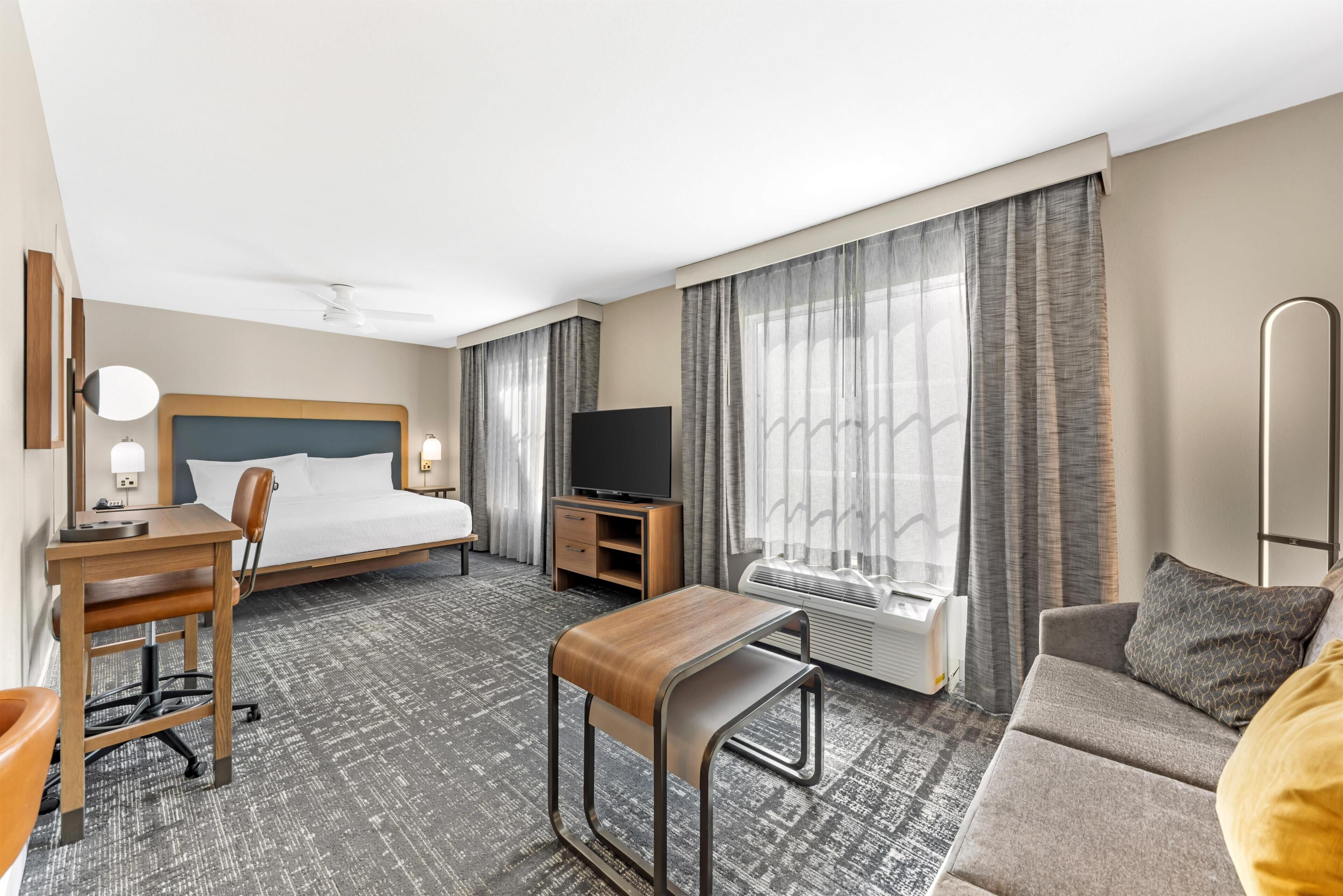 Suite estudio, 1 cama King size | Ropa de cama de alta calidad y caja de seguridad en la habitación 