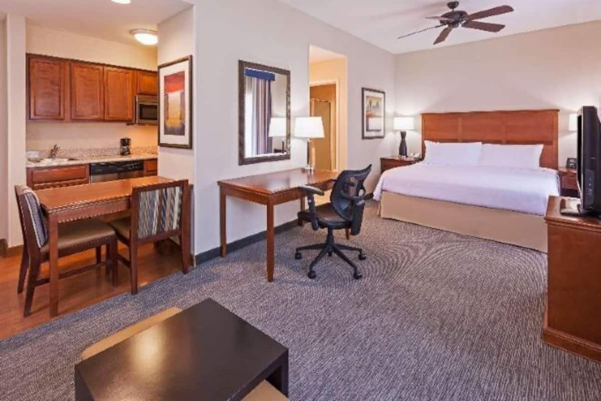 Premium bedding, in-room safe, desk, iron/ironing board