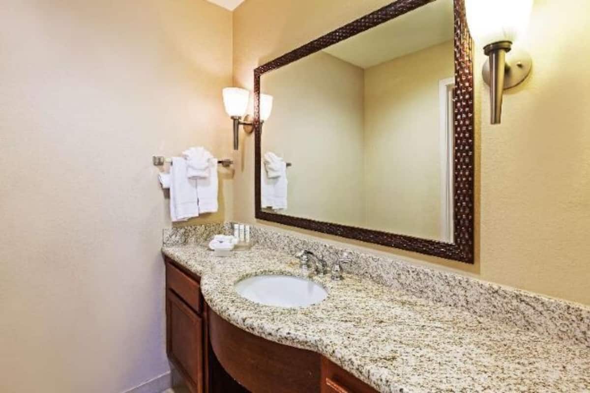 Combined shower/tub, free toiletries, hair dryer, towels
