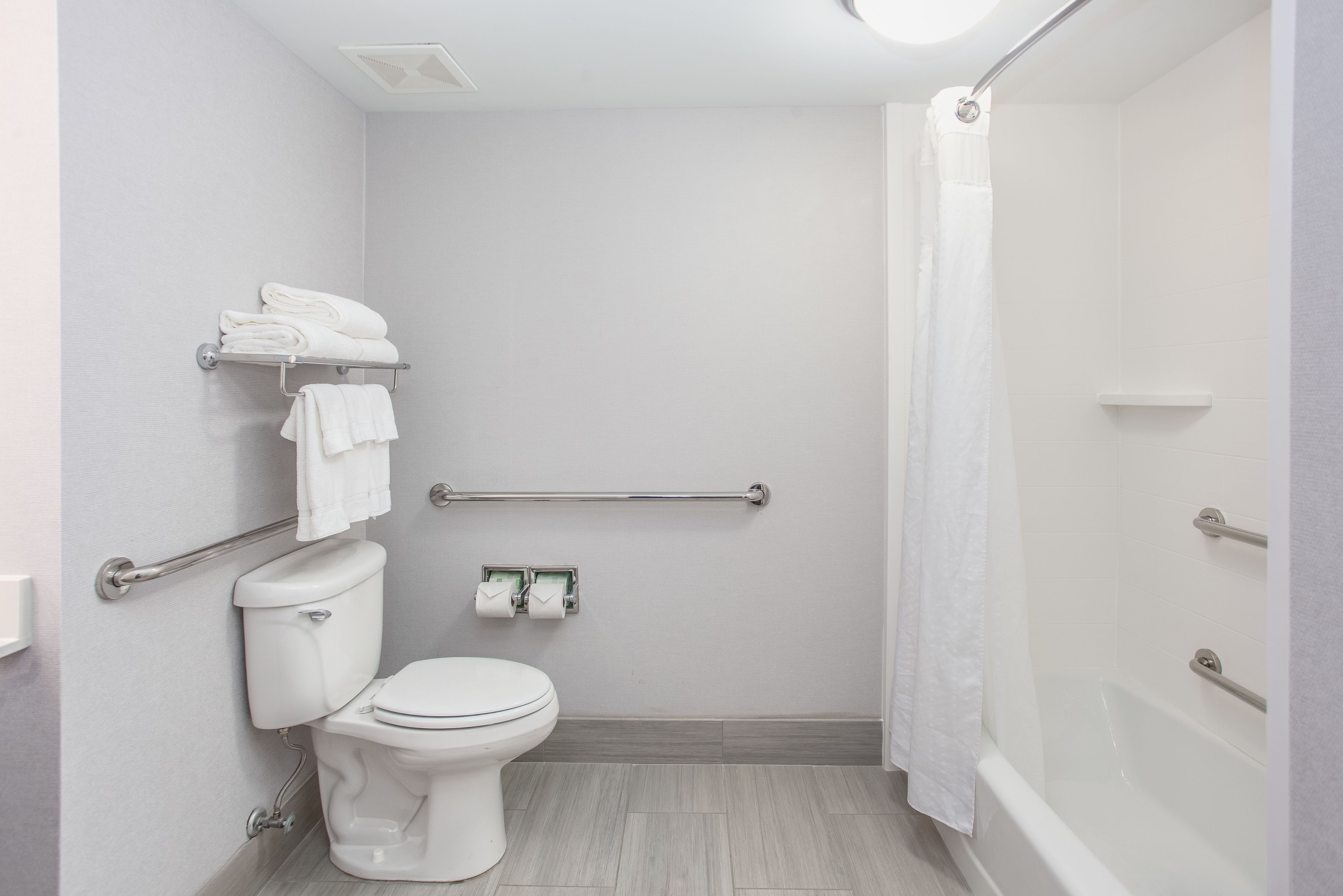 Combined shower/tub, free toiletries, hair dryer, towels