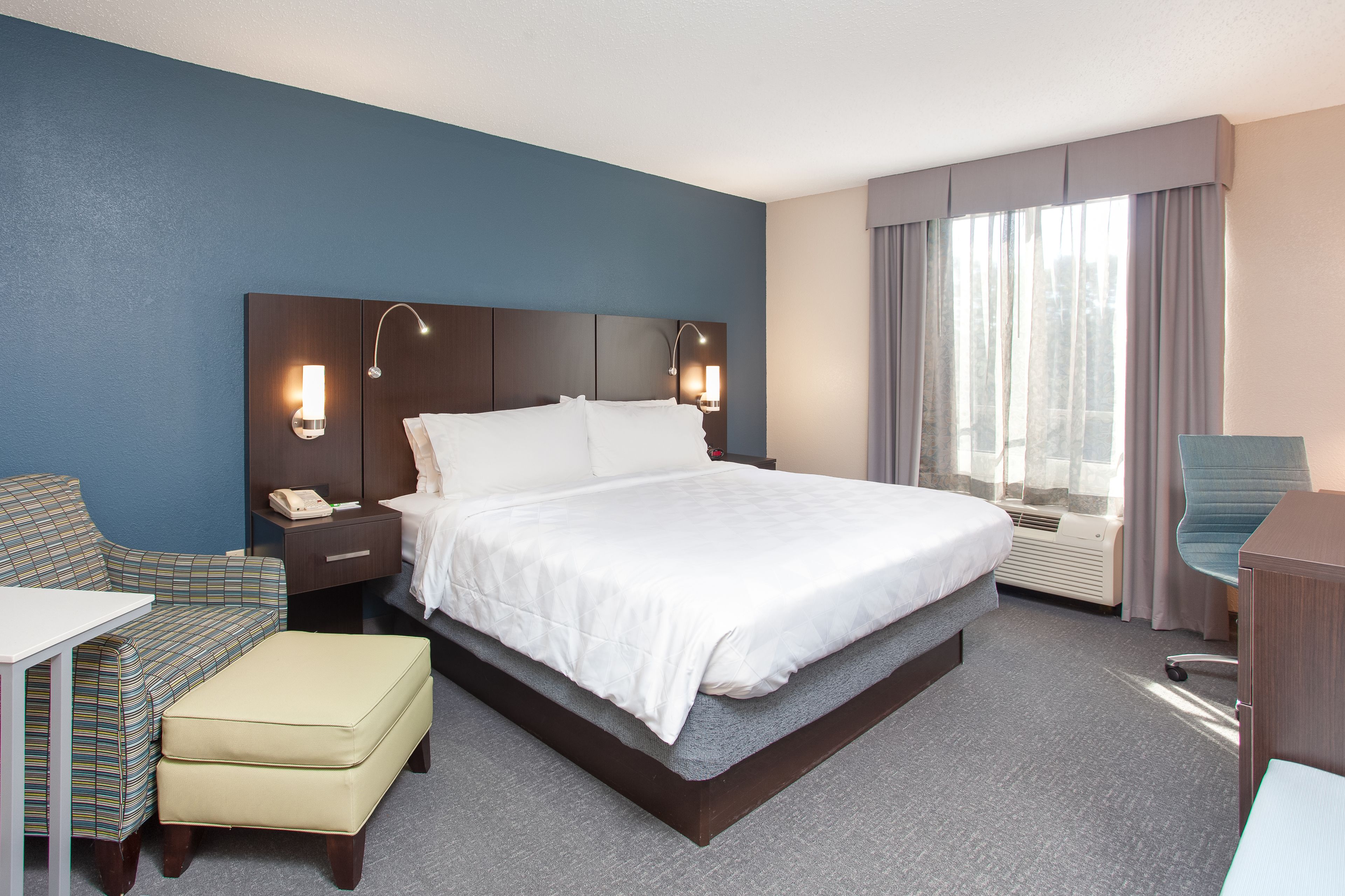 Standard Room, 1 King Bed, Accessible (Comm & Mobil, Accessible Tub) | In-room safe, desk, blackout drapes, soundproofing