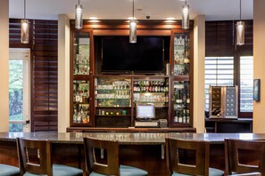 Petit déjeuner et dîner servis sur place