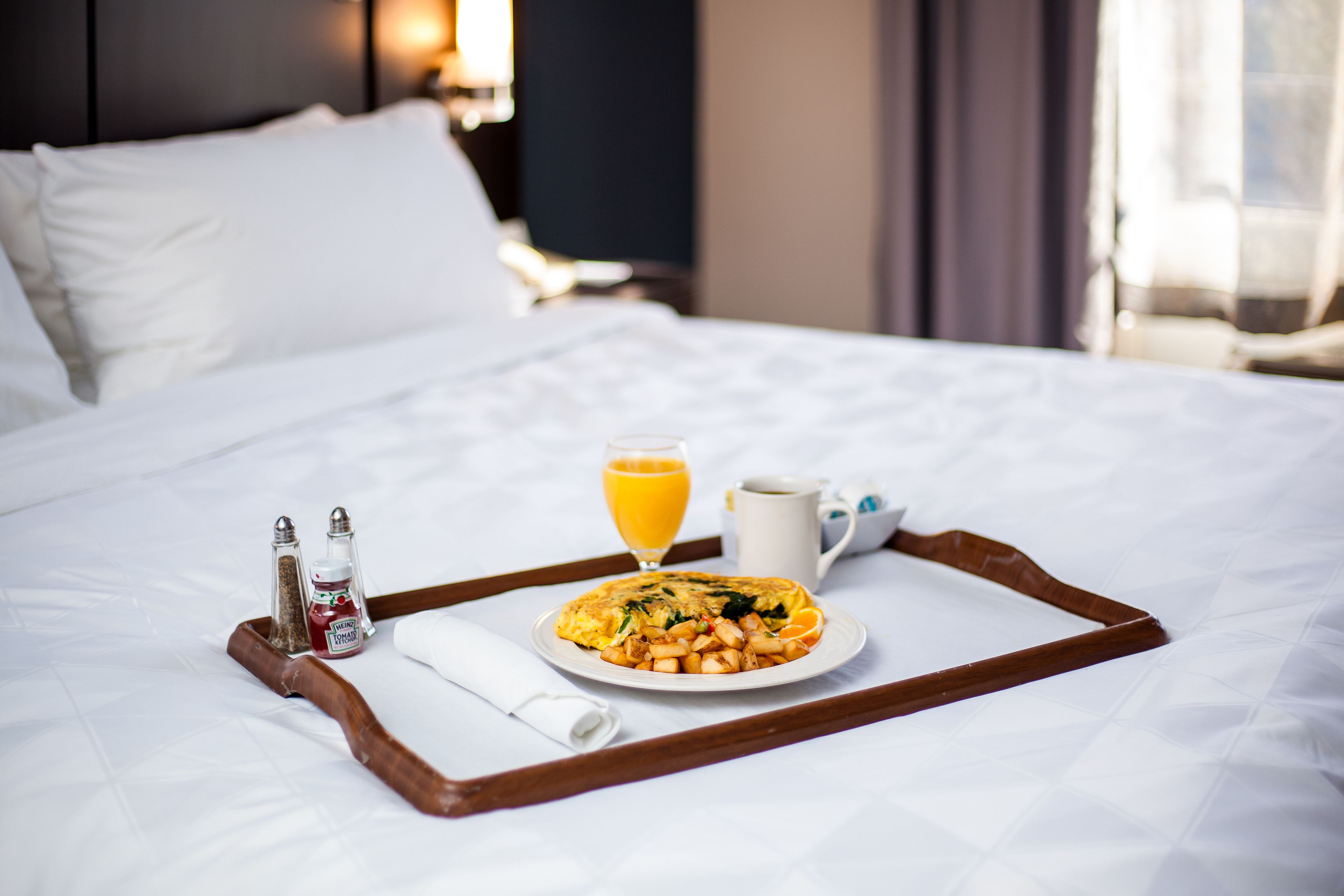 Standaard kamer, 1 kingsize bed, toegankelijk voor mindervaliden (Comm & Mobil, Accessible Tub) | Roomservice - dineren