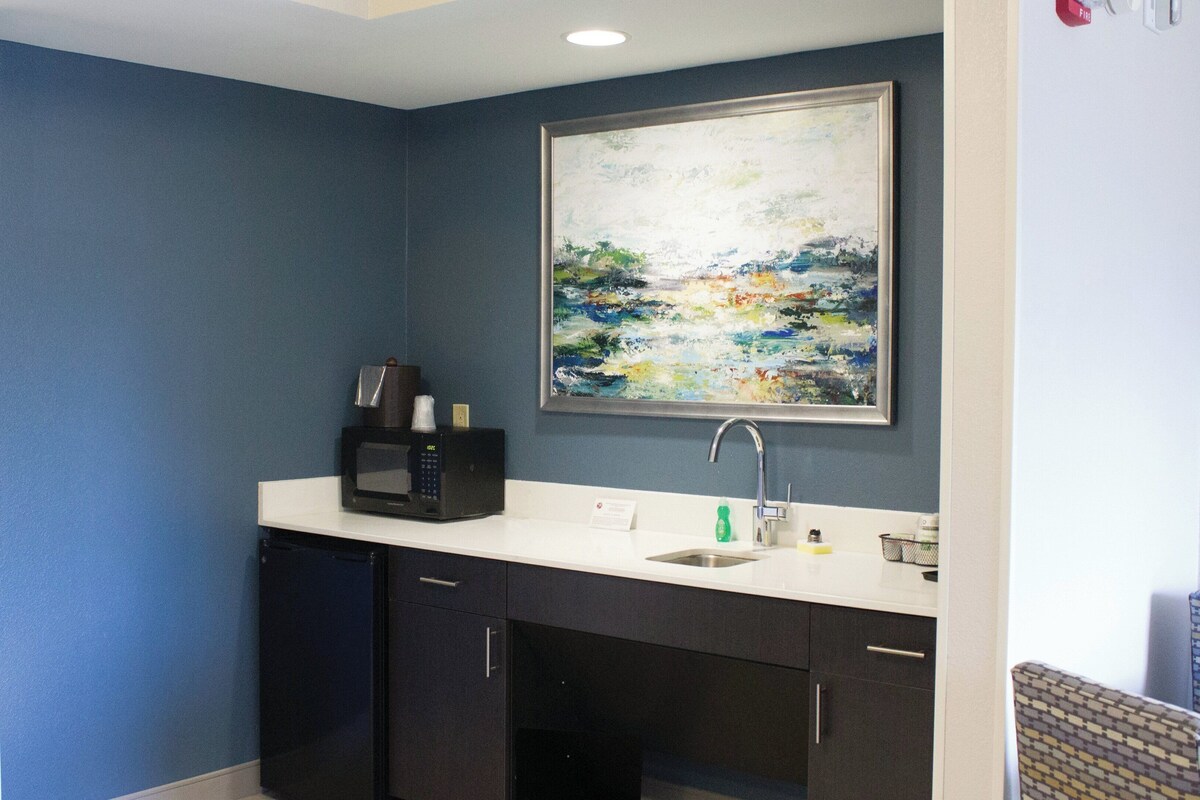 Suite, 1 Bedroom (Living Area) | In-room safe, desk, blackout drapes, soundproofing