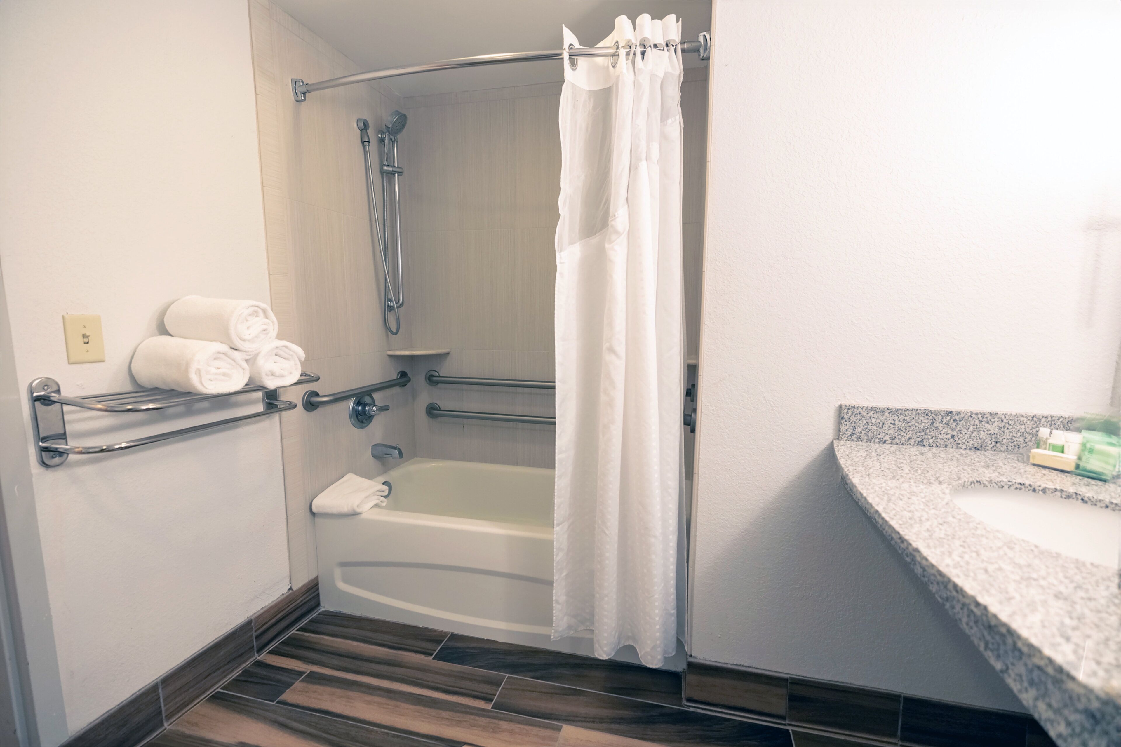 Un baño con ducha, bañera, inodoro y lavamanos.