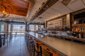 Breakfast, lunch, dinner served; garden views - Holiday Inn Manahawkin/Long Beach Island by IHG (Manahawkin)