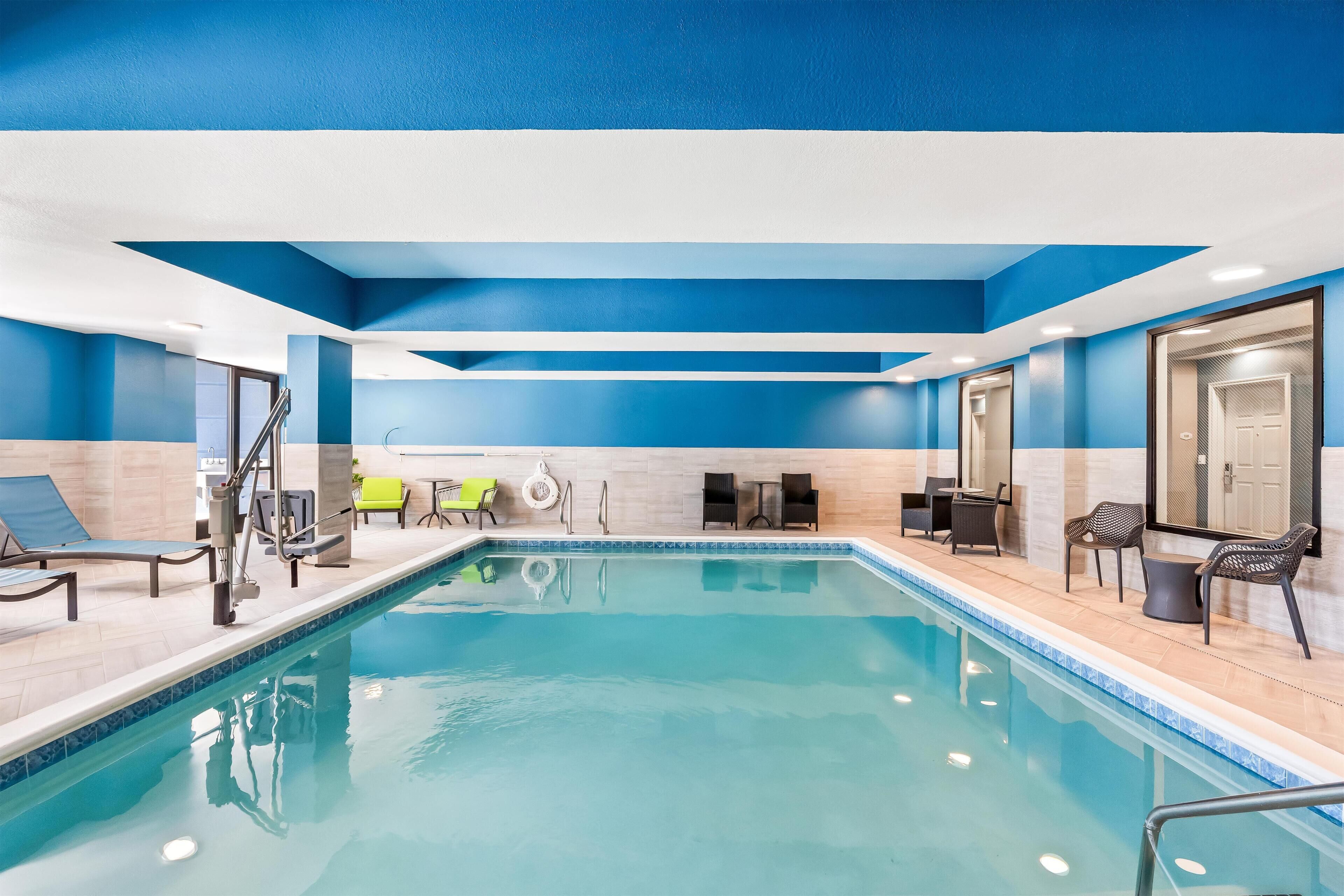 室内游泳池，08:00 至 22:00 开放，日光浴躺椅